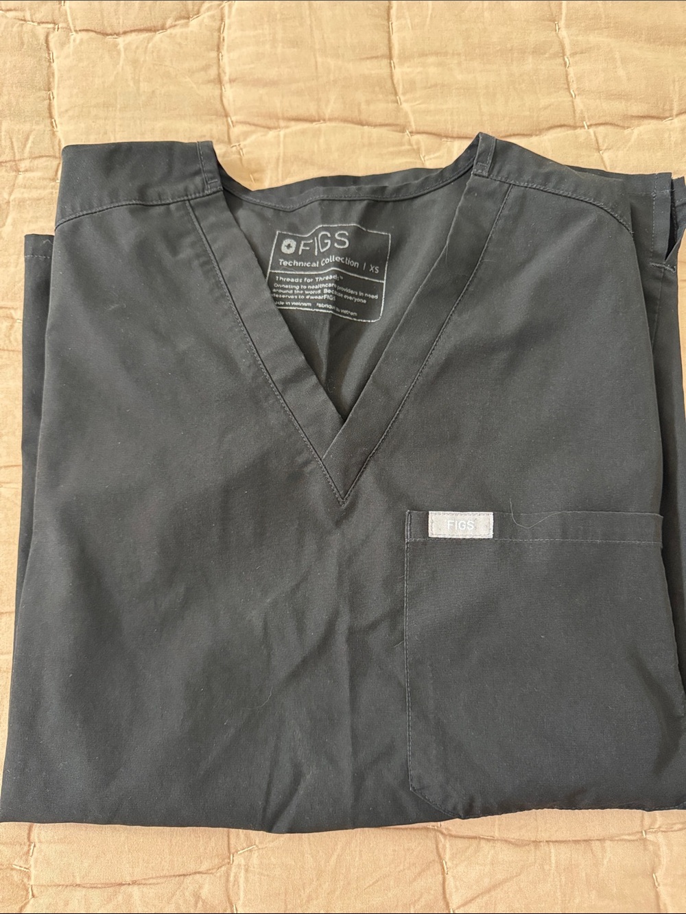 Figs Women's Black V-Neck short sleeve waterproof Scrub Top
